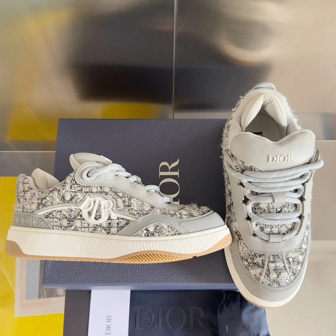 [DIOR] P: 820💰 Men's 39-44. (Male 38. 45. Customized) Dior Dior B9S series top version bread shoes casual sports shoes skate shoes original purchase development and production This new B9S skateboard sneakers are inspired by skateboarding and Dior's high-order spirit. Crafted from navy blue cotton tweed, the classic cannage pattern is reinterpreted with grained calfskin details in homage to Dior's savoir-faire. Padded tongue and technical fabric leg provide ideal comfort. Iconic details abound throughout the design, such as the Dior signature on the heel and tongue, cannage-patterned panels, and the rubber Dior Charm signature on the side inspired by the Dior logo. The rubber soles engraved with Oblique printing with a gradient effect are more refined and can add a high-end temperament to various looks. Exquisite packaging at the delivery counter🛍📦 ▪️Fabric: Original customized first-layer cowhide + tweed ▪️Inner lining: Customized breathable lining ▪️Outsole: Original open-molded anti-slip TPU material ▪️Sole thickness: 3.5CM.